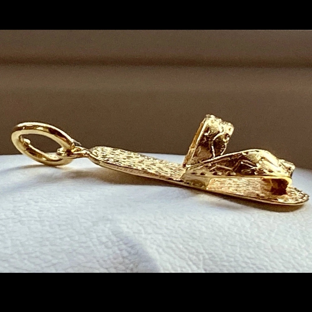 18k Gold Flip Flop Summer Sandal Charm Pendant - Hallmarked 750 (Unoaerre) - Picture 6 of 13
